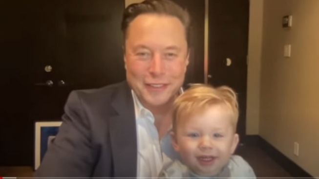 Elon Musk dan puteranya Baby X saat zoom presentasi roket.[Youtube]