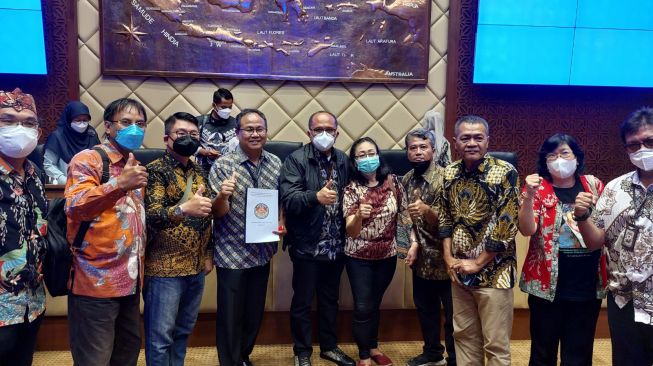 Perwakilan dari 500 ribu warga pemilik surat ijo di Kota Surabaya, menemui Ketua Panitia Kerja (Panja) Mafia Tanah Komisi II DPR RI, Junimart Girsang (Dok:Istimewa)