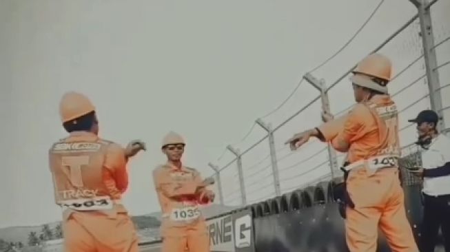 Marshal di Sirkuit Mandalika melakukan gerakan pemanasan sebelum balap dimulai (Instagram)