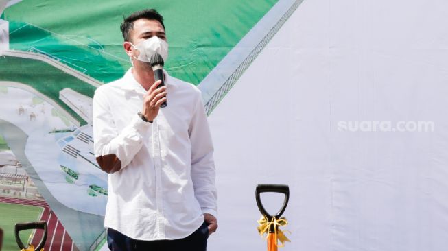 Chairman RANS Cilegon FC Raffi Ahmad saat acara groundbreaking RANS Prestige Sportainment di Pantai Indah Kapuk 2, Jakarta Utara, Senin (22/11/2021). [Suara.com/Alfian Winanto]