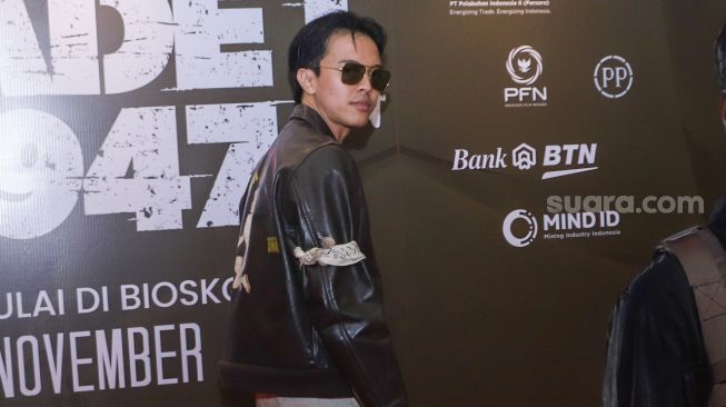 Aktor Bisma Karisma berpose didepan kamera saat gala premiere film 'Kadet 1947' di Senayan, Jakarta Selatan, Senin (22/11/2021). [Suara.com/Alfian Winanto]