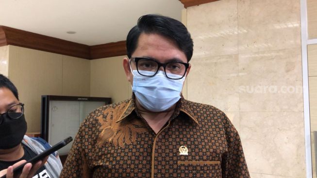 Anggota Komisi III DPR RI Arteria Dahlan saat ditemui wartawan di komplek Parlemen. (Suara.com/Novian)