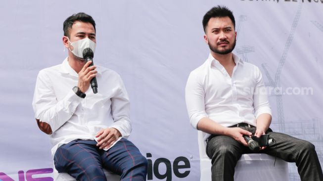 Chairman RANS Cilegon FC Raffi Ahmad (kiri) dan Presiden Direktur Prestige Motorcars Rudy Salim (kanan) saat acara groundbreaking RANS Prestige Sportainment di Pantai Indah Kapuk 2, Jakarta Utara, Senin (22/11/2021). [Suara.com/Alfian Winanto]