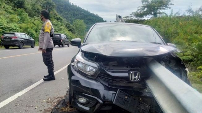 Mobil Tertusuk Besi Pembatas Jalan di Aceh, Satu Penumpang Tewas