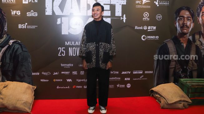 Aktor dan Komika Fajar Nugraha berpose didepan kamera saat gala premiere film 'Kadet 1947' di Senayan, Jakarta Selatan, Senin (22/11/2021). [Suara.com/Alfian Winanto]