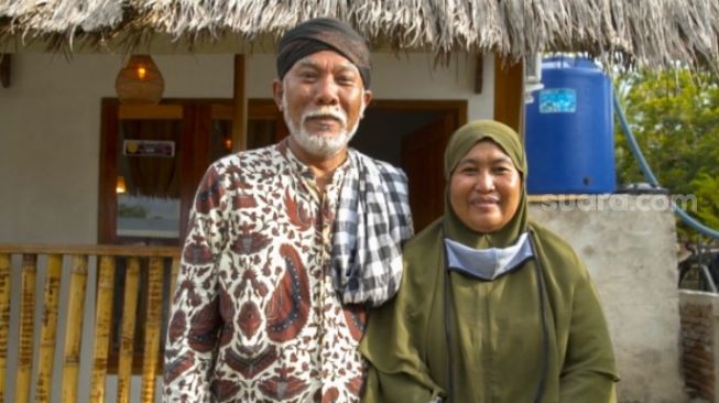 Bapak Sabarudin (kiri) bersama dengan Ibu Suinah (kanan) sumringah saat menyambut kedatangan tim verifikasi lapangan KSP ke dusun Bangah, desa Sengkol, Lombok Tengah, Sabtu (20/11) untuk meninjau pemanfaatan Sarana Hunian Pariwisata (Sarunta) oleh masyarakat lokal [KSP]