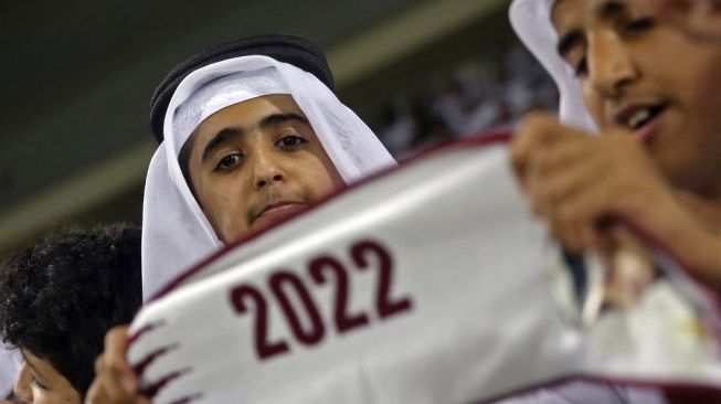 Arsip - Penggemar sepak bola Qatar bersorak untuk timnya dengan memegang syakl nomor 2022 sebagai petunjuk Piala Dunia 2022 akan berlangsung di negara mereka. Para penggemar membentangkan syal saat menyaksikan laga Qatar vs India di Jassim Bin Hamad Stadium, Doha pada 10 September 2019.AFP