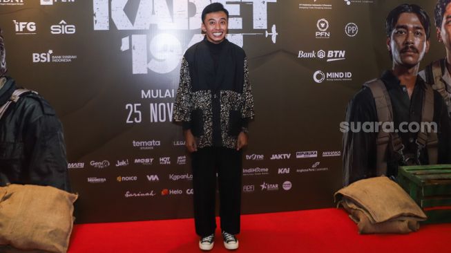 Aktor dan Komika Fajar Nugraha berpose didepan kamera saat gala premiere film 'Kadet 1947' di Senayan, Jakarta Selatan, Senin (22/11/2021). [Suara.com/Alfian Winanto]