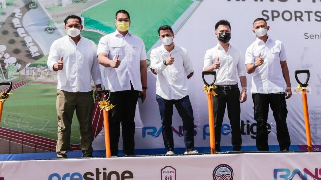 Chairman RANS Cilegon FC Raffi Ahmad (tengah) dan Presiden Direktur Prestige Motorcars Rudy Salim (kedua kanan) saat acara groundbreaking RANS Prestige Sportainment di Pantai Indah Kapuk 2, Jakarta Utara, Senin (22/11/2021). [Suara.com/Alfian Winanto]