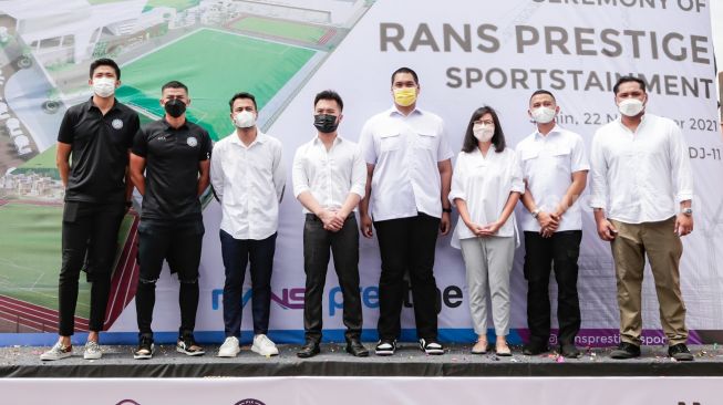 Chairman RANS Cilegon FC Raffi Ahmad (ketiga kiri) dan Presiden Direktur Prestige Motorcars Rudy Salim (keempat kiri) saat acara groundbreaking RANS Prestige Sportainment di Pantai Indah Kapuk 2, Jakarta Utara, Senin (22/11/2021). [Suara.com/Alfian Winanto]