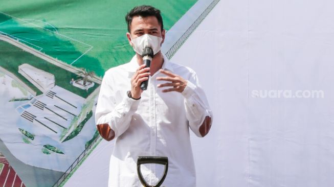 Chairman RANS Cilegon FC Raffi Ahmad saat acara groundbreaking RANS Prestige Sportainment di Pantai Indah Kapuk 2, Jakarta Utara, Senin (22/11/2021). [Suara.com/Alfian Winanto]