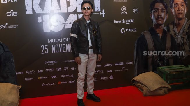 Aktor Bisma Karisma berpose didepan kamera saat gala premiere film 'Kadet 1947' di Senayan, Jakarta Selatan, Senin (22/11/2021). [Suara.com/Alfian Winanto]