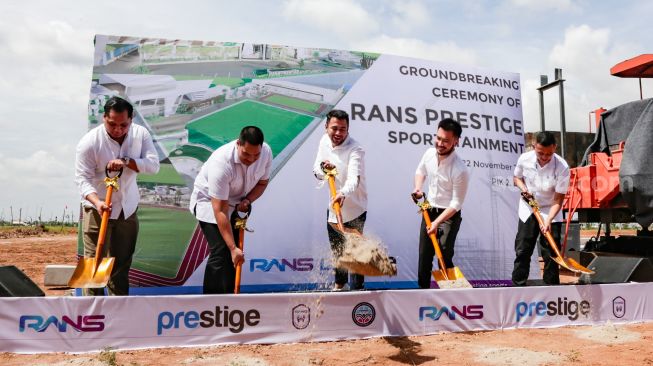 Chairman RANS Cilegon FC Raffi Ahmad (tengah) dan Presiden Direktur Prestige Motorcars Rudy Salim (kedua kanan) saat acara groundbreaking RANS Prestige Sportainment di Pantai Indah Kapuk 2, Jakarta Utara, Senin (22/11/2021). [Suara.com/Alfian Winanto]