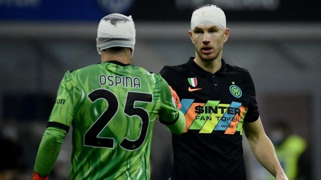 Kerasnya pertandingan antara Inter Milan vs Napoli di pekan ke-13 menyebabkan dua pemain dari kedua tim beradu kepala hingga terkapar dan harus mendapatkan perawatan, keduanya adalah kiper David Ospina dan striker Edin Dzeko. (foto: AFP)