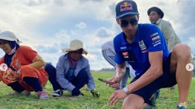 Toprak Razgatlioglu Ikut 'Ngarit' Rumput Bersama Perempuan Lokal di Sirkuit Mandalika