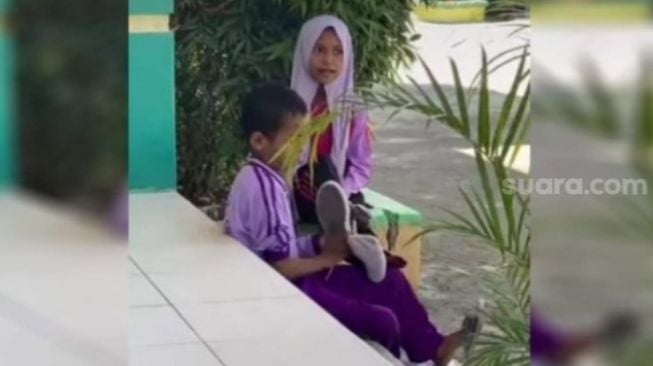 Kakak Adik di Baubau Bergantian Pakai Sepatu demi Sekolah, Kisah Pilunya Kuras Air Mata