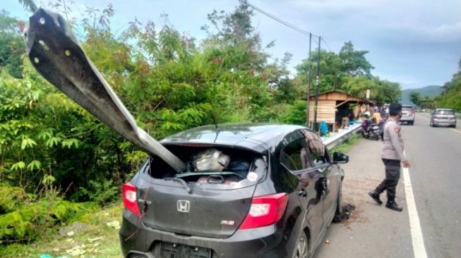 Mobil Tertusuk Besi Pembatas Jalan di Aceh. [Antara]