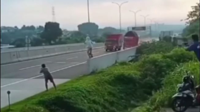 Duh! Demi Konten Sopir Truk Nyetir Ugal-ugalan, Anak-anak Videokan dari Pinggir Jalan Tol