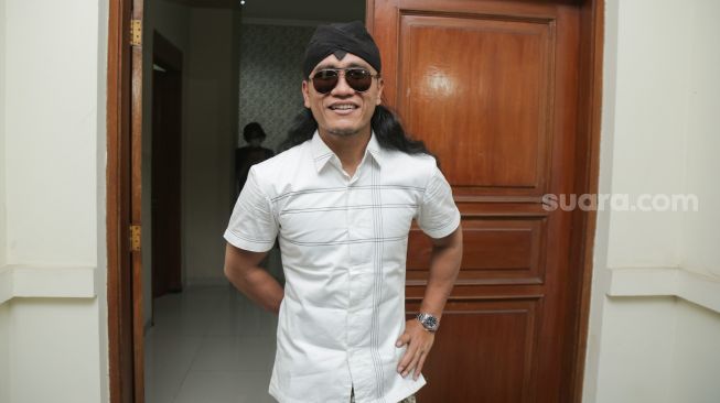 Gus Miftah saat ditemui usai mengisi kajian di Omah Asa, Kuningan, Jakarta Selatan, Selasa (23/11/2021). [Suara.com/Alfian Winanto]