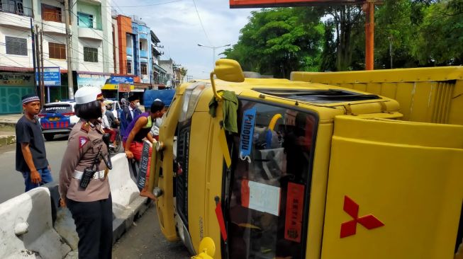 Truk Bermuatan Jagung Terbalik di Tebing Tinggi Sumut