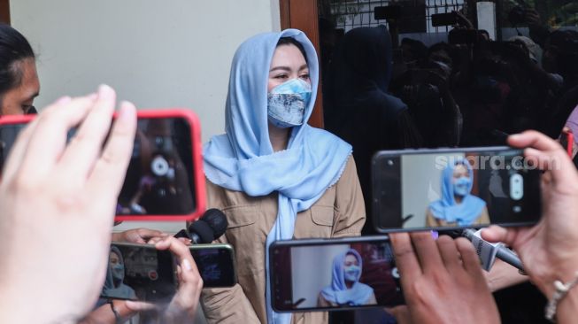 Penyanyi Vicky Shu saat ditemui awak media usai mengikuti kajian di Omah Asa, Kuningan, Jakarta Selatan, Selasa (23/11/2021). [Suara.com/Alfian Winanto]