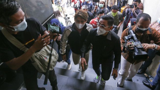 Artis Rizky Billar saat datang untuk berkonsultasi mengenai laporannya di Polda Metro Jaya, Jakarta Selatan, Selasa (23/11/2021). [Suara.com/Alfian Winanto]