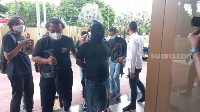 Bandar sabu pelindas Iptu Lukas Marbun dikawal ketat saat digelandang ke Polres Metro Jakarta Pusat. (Suara.com/Yaumal)