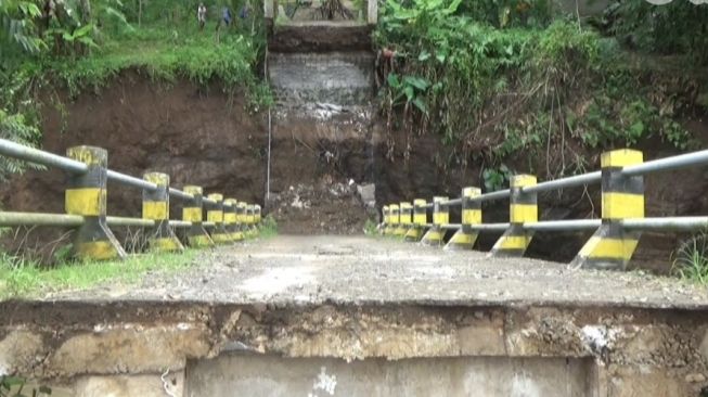 Puluhan Keluarga di Banyuwangi Terisolir Akibat Jembatan Glenmore Ambrol