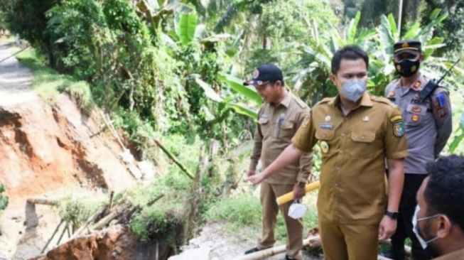 Jembatan di Serdang Bedagai Rusak Diterjang Banjir