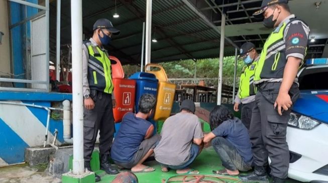 Dicurigai Petugas PJR, 3 Pencuri Besi Proyek Kereta Cepat Dicokok di KM 34 Ruas Tol Japek