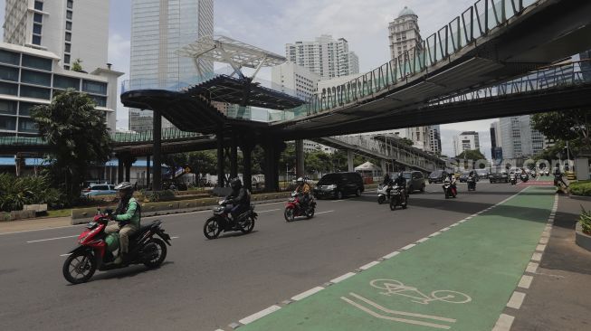 Sejumlah kendaraan melintas di bawah  proyek revitalisasi Jembatan Penyeberangan Orang (JPO) Sudirman di Jakarta, Selasa (23/11/2021). [Suara.com/Angga Budhiyanto]