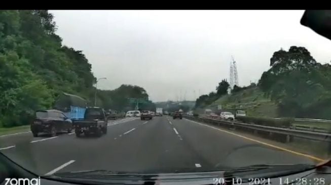 Puluhan pemobil putar balik di jalan tol (Instagram)