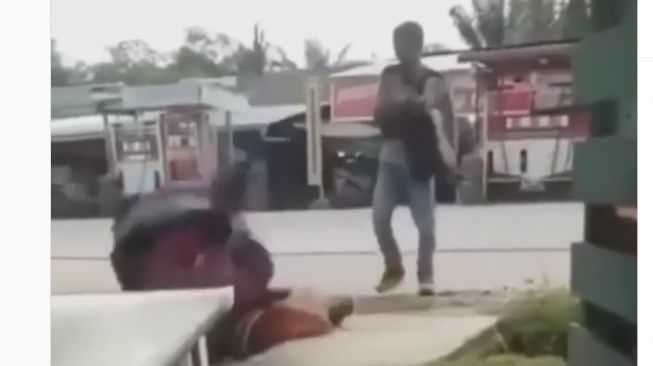 Tangkapan layar video viral badut terperosok ke selokan. [Instagram]