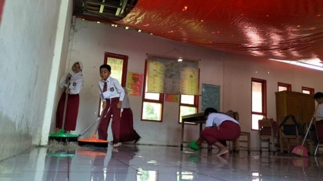 Cerita Miris SD Negeri di Padang Pariaman, Atap Ambruk dan Ruang Kelas Banjir Saat Hujan