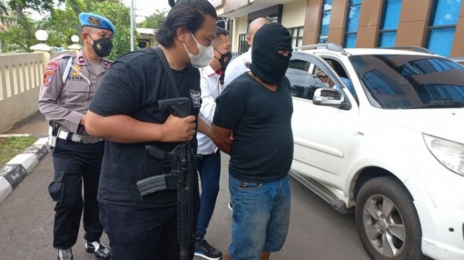 Bandar sabu pelindas Iptu Lukas Marbun dikawal ketat saat digelandang ke Polres Metro Jakarta Pusat. (Suara.com/Yaumal)