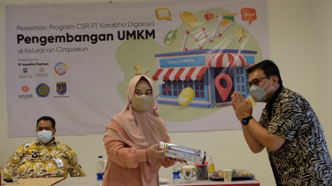 PT Karabha Digdaya melakukan pelatihan Pengembangan Digital Marketing untuk UMKM di Kelurahan Cimpaeun, Tapos, Depok, Jawa Barat. [dokumentasi pribadi]