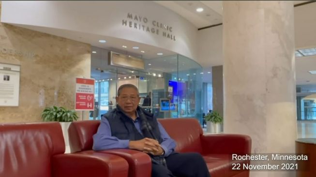 Presiden RI ke-6 RI Susilo Bambang Yudhoyono (SBY) setelah menjalani operasi besar penyakit kanker prostat dalam video seperti dikutip Suara.com, Selasa (23/11/2021). 