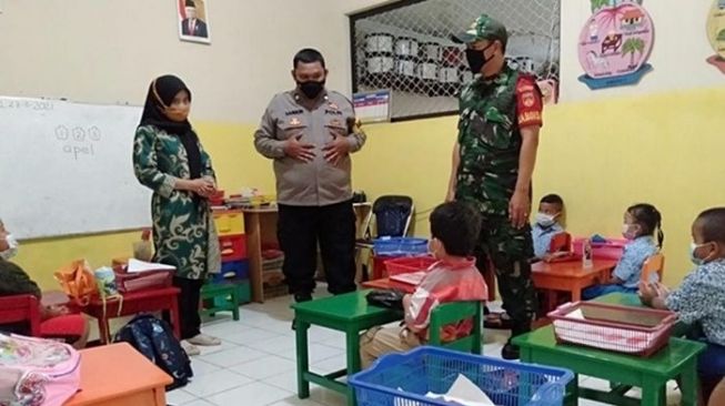 Kompaknya Bhabinkamtibmas dan Babinsa di Solo Edukasi Anak Soal Prokes Covid-19