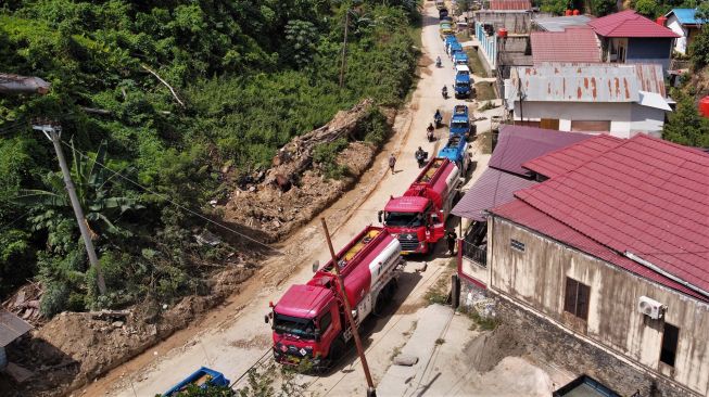 Sejumlah kendaraan terhenti dan tidak bisa melintas akibat aksi warga yang memblokir jalan di Kecamatan Kasilampe, Kendari, Sulawesi Tenggara, Selasa (23/11/2021).  ANTARA FOTO/Jojon