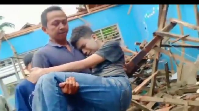 Tangkapan video salah satu siswa korban ruang seni SMPN Cibeber, Kabupaten Lebak dievakuasi, Selasa (23/11/2021). [Instagram]