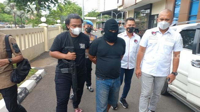 Pakai Topeng Ski, Begini Tampang Bandar Sabu Pelindas Iptu Lukas saat Dibawa ke Jakarta