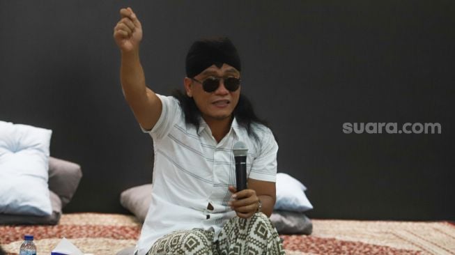 Gus Miftah saat mengisi kajian di Omah Asa, Kuningan, Jakarta Selatan, Selasa (23/11/2021). [Suara.com/Alfian Winanto]