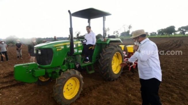 Presiden Joko Widodo menanam jagung pakai traktor di Kabupaten Jeneponto, Provinsi Sulawesi Selatan, Selasa, 23 November 2021 [SuaraSulsel.id/Sekretariat Presiden RI]