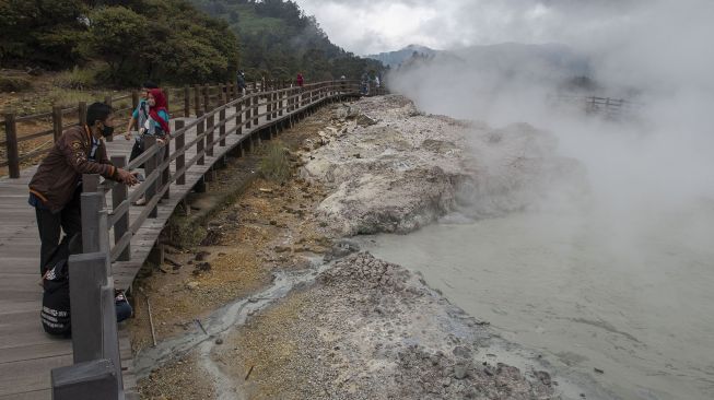 Sejumlah wisatawan mengunjungi Kawah Sikidang di Dataran Tinggi Dieng, Batur, Kabupaten Banjarnegara, Jawa Tengah, Selasa (23/11/2021). ANTARA FOTO/Aditya Pradana Putra