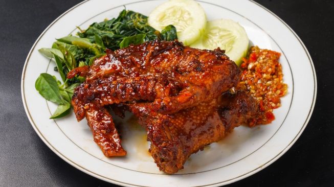 Kuliner Legenda Bebek Goreng Asli Kartosuro Buka Gerai Baru di Raden Intan