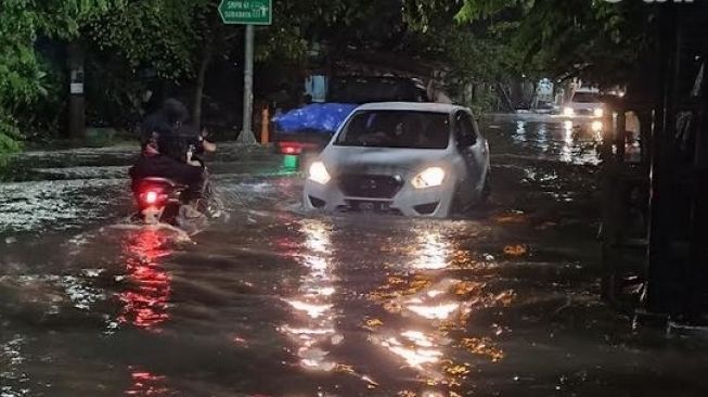 Sejumlah Daerah di Surabaya Banjir Usai Diguyur Hujan Deras Sore Tadi