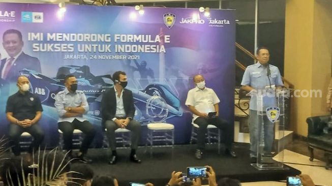 Ikatan Motor Indonesia atau IMI Pusat menggelar konferensi pers terkait balapan Formula E di kawasan Menteng, Jakarta Pusat, Rabu (24/11/2021) malam. [Suara.com/Fakhri Fuadi Muflih]