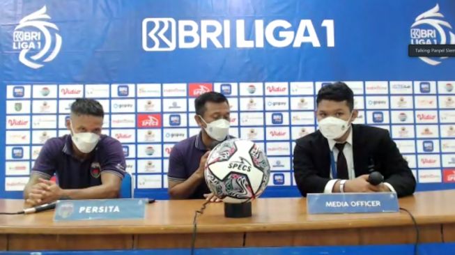 Pelatih Persita Tangerang Widodo C. Putro (tengah) dan penyerang Raphael Maitimo (kiri) menghadiri sesi konferensi pers virtual seusai laga melawan Persebaya Surabaya pada pekan ke-13 Liga 1 2021/2022 di Stadion Maguwoharjo, Sleman, Yogyakarta, Rabu (24/11/2021). (ANTARA/Aldi Sultan)