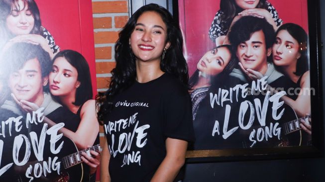 Aktris Naomi Zaskia saat ditemui usai acara perilisan drama seri 'Write Me A Love Song' di Grand Indonesia, Jakarta Pusat, Rabu (24/11/2021). [Suara.com/Alfian Winanto]