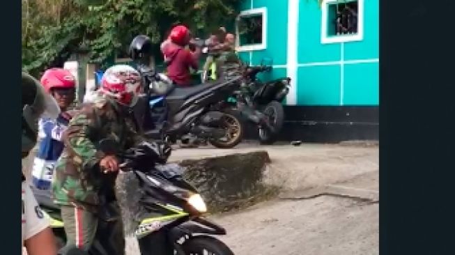 Viral Video Polisi dan TNI Berkelahi di Tepi Jalan, Disebut Karena Hal Ini